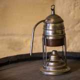 Su una mensolina sono riposti contenitori per olive e conserve, una pignatta per cucinare e un piatto da portata, nonch� un antico prototipo di caffettiera datato 1890